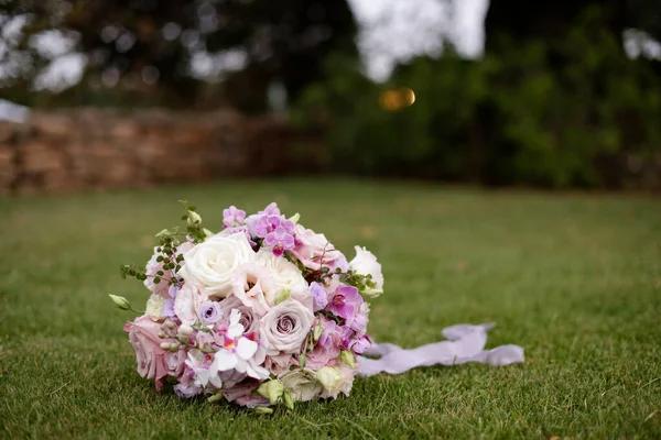 Bouquet Fleurs Roses Dans Herbe Dans Mariage — Photo