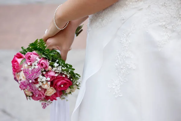 Oříznutý Záběr Nevěsty Drží Krásné Svatební Kytice — Stock fotografie