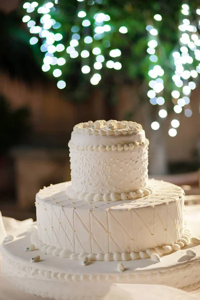 Tort Weselny Białym Kremem Świece Kwiaty — Zdjęcie stockowe