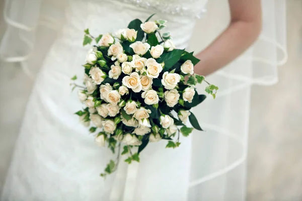 Menyasszony Kezében Egy Csokor Virág Esküvő Napján — Stock Fotó