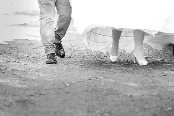 Νύφη Και Γαμπρός Περπατούν Ένα Όμορφο Πάρκο — Φωτογραφία Αρχείου
