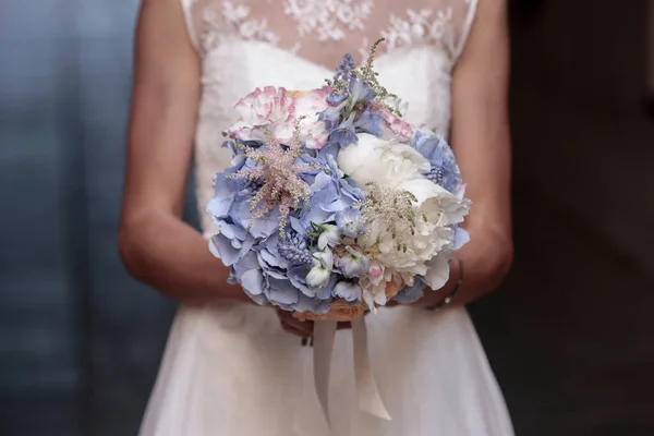 Красивый Букет Руке Невесты — стоковое фото