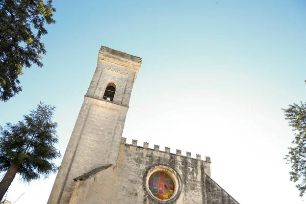 Mavi Gökyüzü Arka Planındaki Eski Kilise — Stok fotoğraf