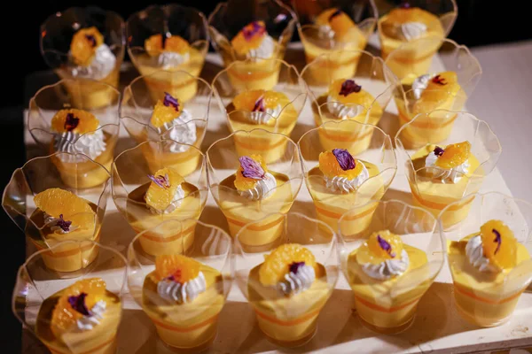 Délicieux Frais Cupcakes Dessert Sur Table Réception — Photo