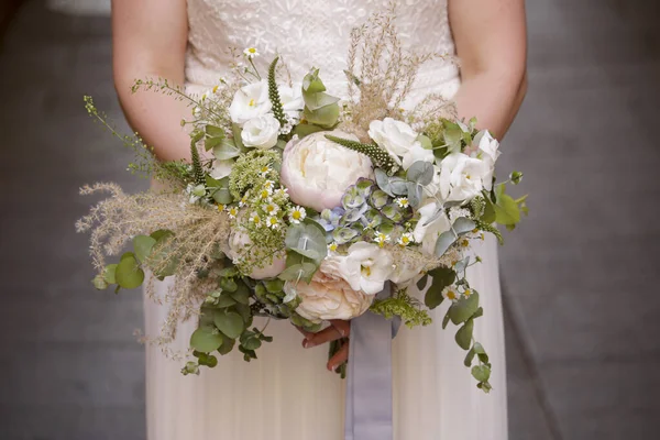 Γαμήλιο Μπουκέτο Λουλουδιών Νύφης Και Μπουκέτο Λουλουδιών — Φωτογραφία Αρχείου
