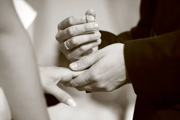 男の腕に結婚指輪 — ストック写真