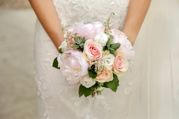 Braut Mit Einem Brautstrauß Hochzeitskonzept — Stockfoto