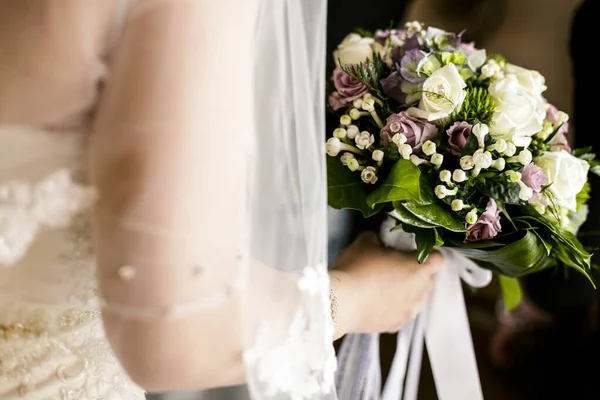 Braut Und Bräutigam Halten Strauß — Stockfoto