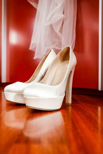 Красивые Белые Свадебные Туфли — стоковое фото