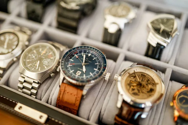 Luxe Horloges Een Houten Tafel — Stockfoto