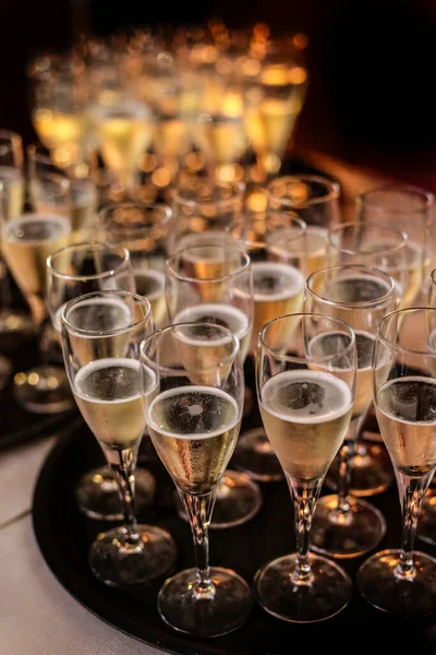 Gläser Und Weingläser Auf Einem Tisch Restaurant Bei Einer Hochzeit — Stockfoto