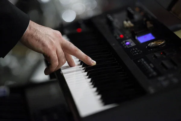 Mãos Músico Com Piano — Fotografia de Stock