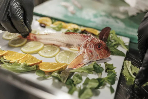 Pescado Fresco Sobre Hielo Supermercado Mariscos Alimentos Saludables Pescado Fresco — Foto de Stock