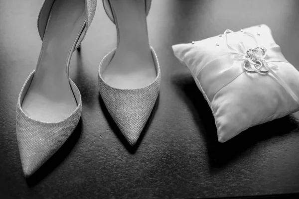Yatağın Üzerinde Güzel Düğün Ayakkabıları — Stok fotoğraf
