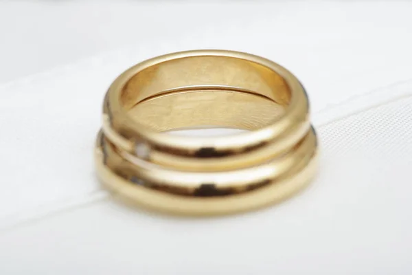 Anéis Casamento Ouro Fundo Branco — Fotografia de Stock