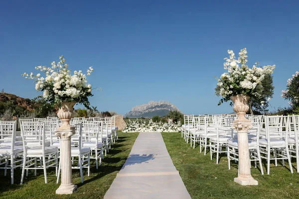 Ceremonia Ślubna Kwiatami Plaży Górach — Zdjęcie stockowe