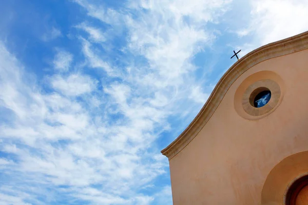 Eski Şehrin Güzel Mimarisi Düşük Açılı Kilise Mavi Gökyüzü — Stok fotoğraf