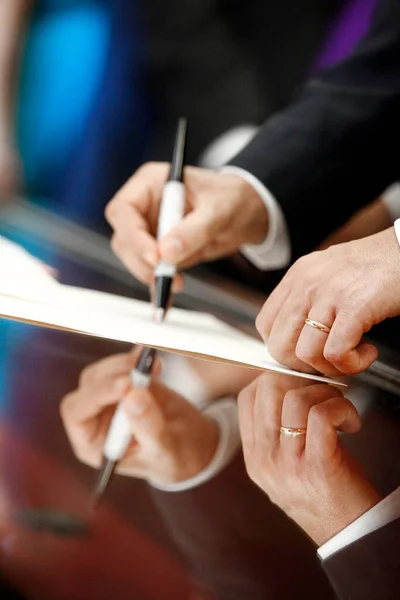 Bruidegom Ondertekening Huwelijk Licentie Bruiloft Contract — Stockfoto