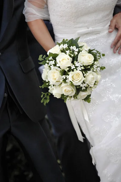 Noiva Noivo Segurando Buquê Casamento — Fotografia de Stock