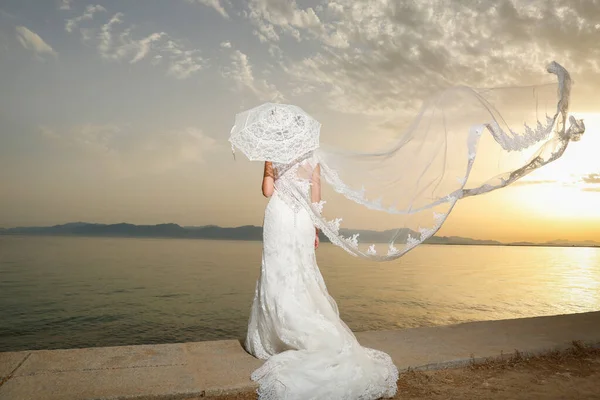 Visão Traseira Noiva Jovem Vestido Noiva Com Guarda Chuva Praia — Fotografia de Stock