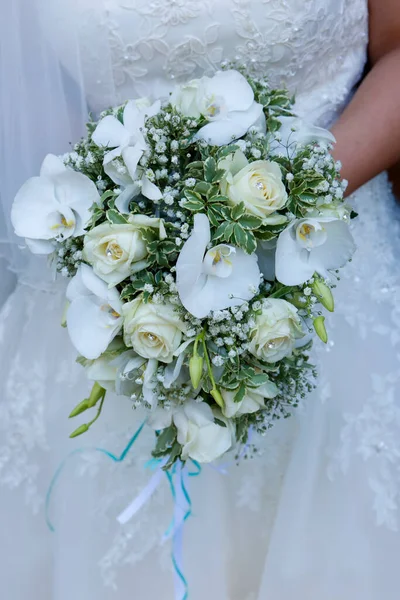 Hochzeitsstrauß Aus Rosen Und Braut — Stockfoto