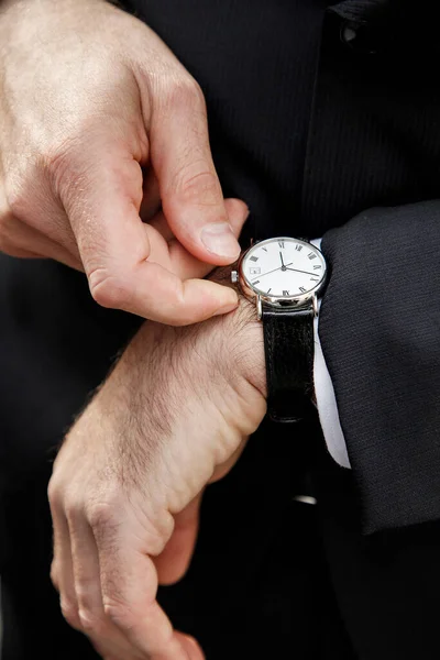 Empresário Com Relógio Mão — Fotografia de Stock