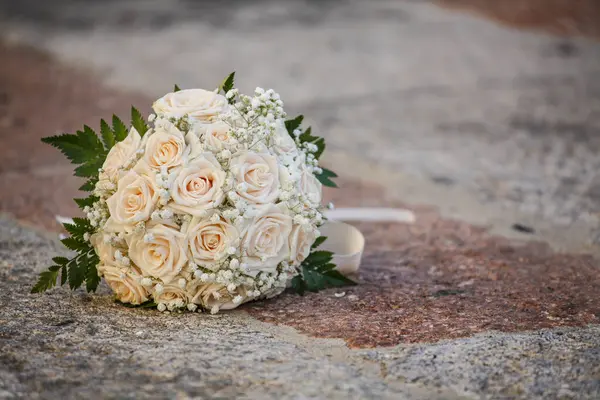 Νυφικό Μπουκέτο Λευκά Τριαντάφυλλα Την Ημέρα Του Γάμου Διακόσμηση Γάμου — Φωτογραφία Αρχείου