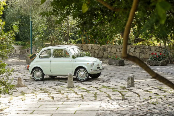 Samochód Retro Zaparkowany Ulicy Włoszech — Zdjęcie stockowe