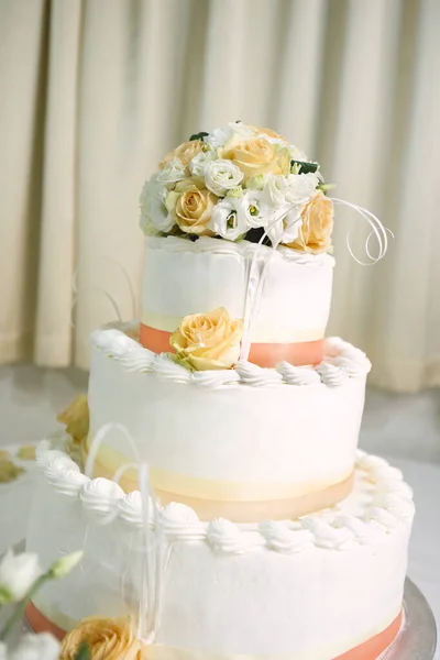 Vacker Bröllopstårta Med Vita Blommor — Stockfoto