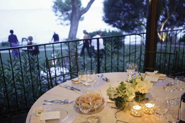 婚宴桌上摆满鲜花 — 图库照片