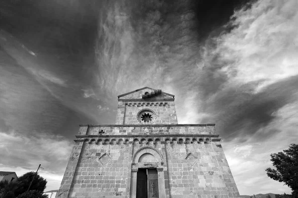 Nízký Úhel Pohledu Krásný Starý Kostel Proti Obloze — Stock fotografie