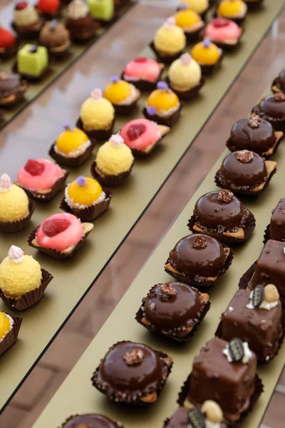 Deliciosos Caramelos Coloridos Mesa —  Fotos de Stock