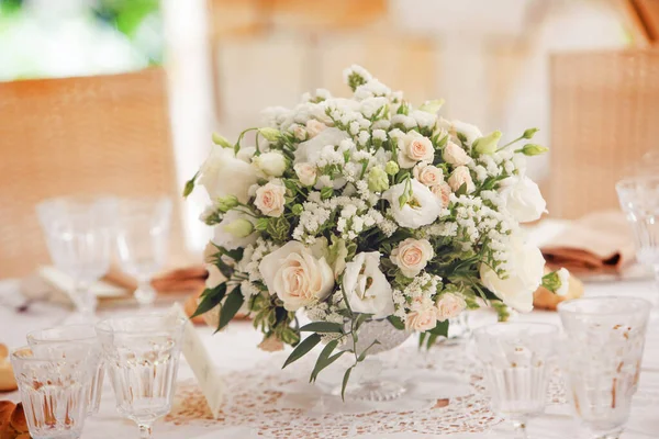 Красивый Букет Белых Розовых Цветах Столе Свадебном Зале — стоковое фото