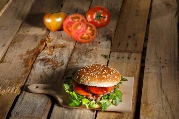 Hambúrguer Carne Bovina Tomates Queijo Sobre Fundo Madeira — Fotografia de Stock