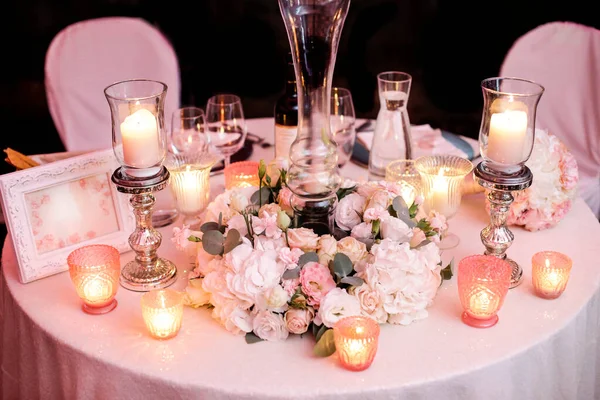 Şölen Salonu Için Düğün Süslemeleri Çiçekler Mumlar — Stok fotoğraf