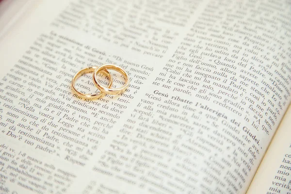 在这本书上的结婚戒指 — 图库照片