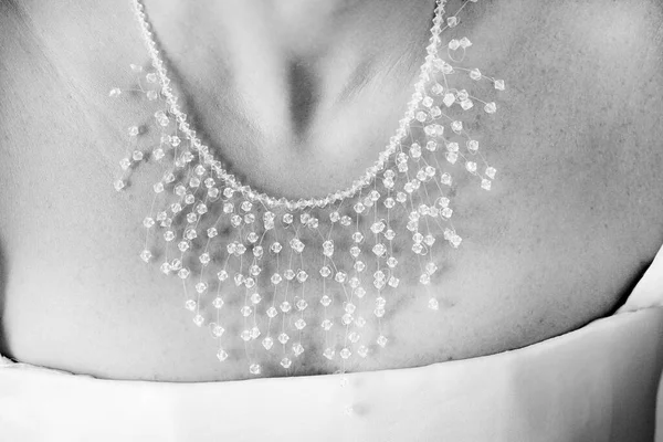 Черно Белое Фото Ожерелья Шее Женщины — стоковое фото