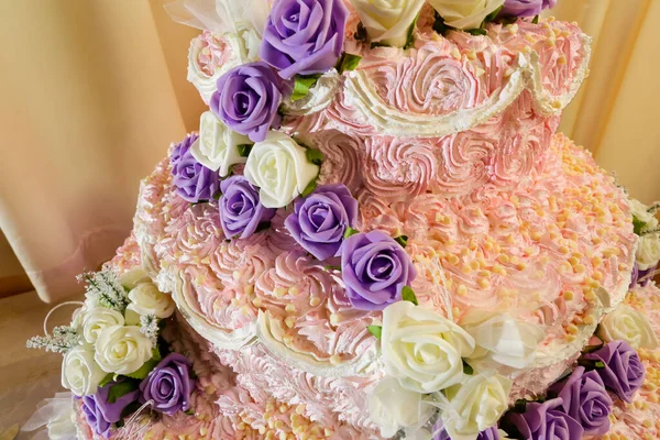 Torta Nuziale Con Rose Crema — Foto Stock