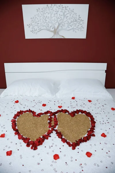 Mooie Rode Rozenblaadjes Granen Versierd Een Huwelijksbed Voor Koppels — Stockfoto