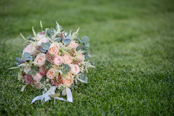 Bouquet Mariage Avec Des Roses Blanches Rubans Sur Herbe — Photo