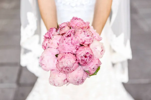 Svatební Kytice Růžovými Pekonemi — Stock fotografie