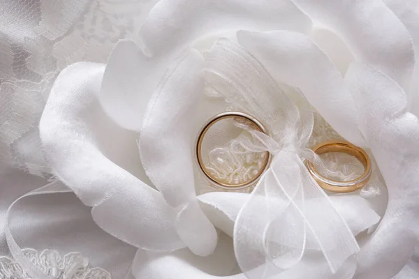 Esküvő Gyűrű Fehér Párna — Stock Fotó