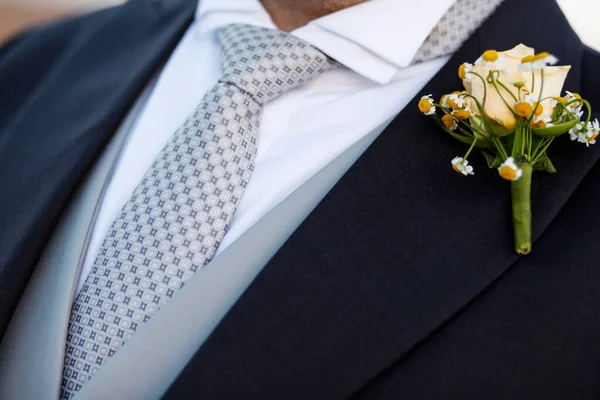 Egy Esküvői Csokor Virágot Vőlegény — Stock Fotó