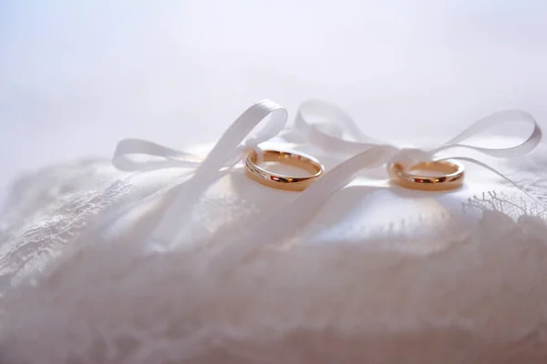 Wedding Rings White Pillow — Stock Photo, Image