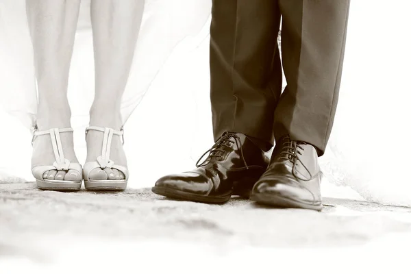 Noiva Noivo Andando Rua Casal Sapatos Casamento Branco — Fotografia de Stock