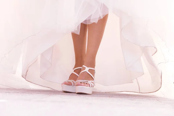 Menyasszony Lábai Fehér Cipőben — Stock Fotó
