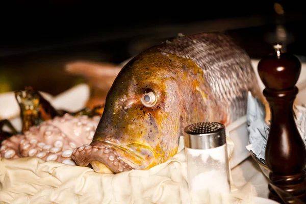 Färsk Fisk Bordet Restaurangen — Stockfoto