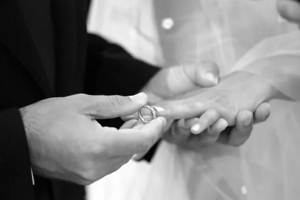 Vőlegény Gyűrűt Húz Menyasszony Kezére — Stock Fotó