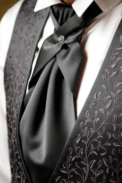 Mann Trägt Schwarzes Hemd Und Krawatte — Stockfoto