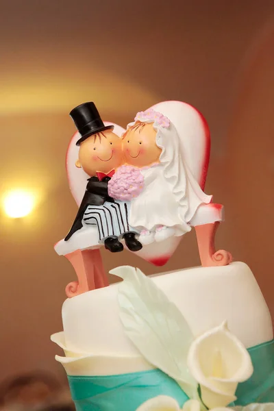 Nahaufnahme Eines Hochzeitspaares Figuren Auf Kuchen — Stockfoto